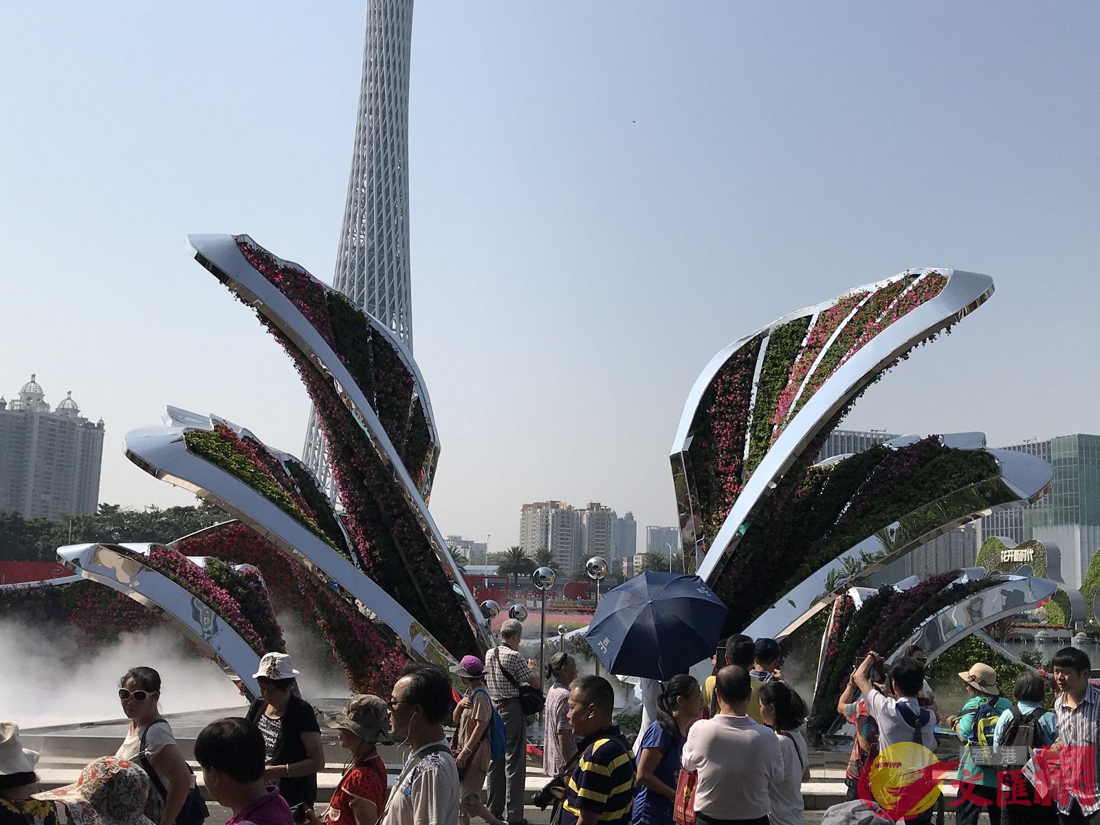 圖為一個巨大的裝飾花瓣吸引市民]記者 敖敏輝 攝^