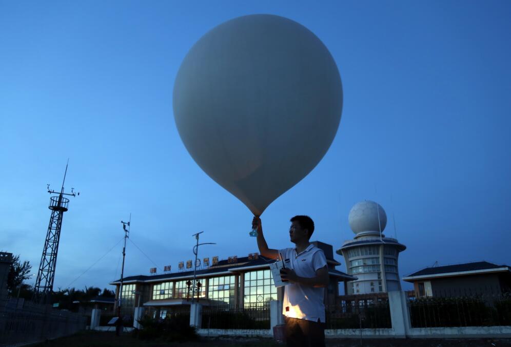 孫立在施放高空探測氣球C受訪者供圖