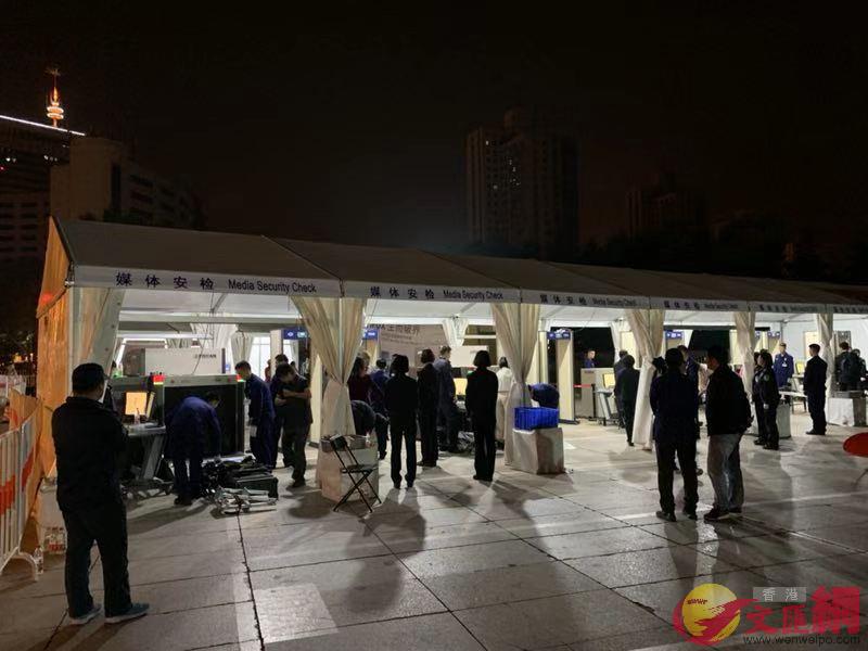 數以百計的記者A在凌晨4點趕往天安門廣場採訪C]記者劉凝哲攝^