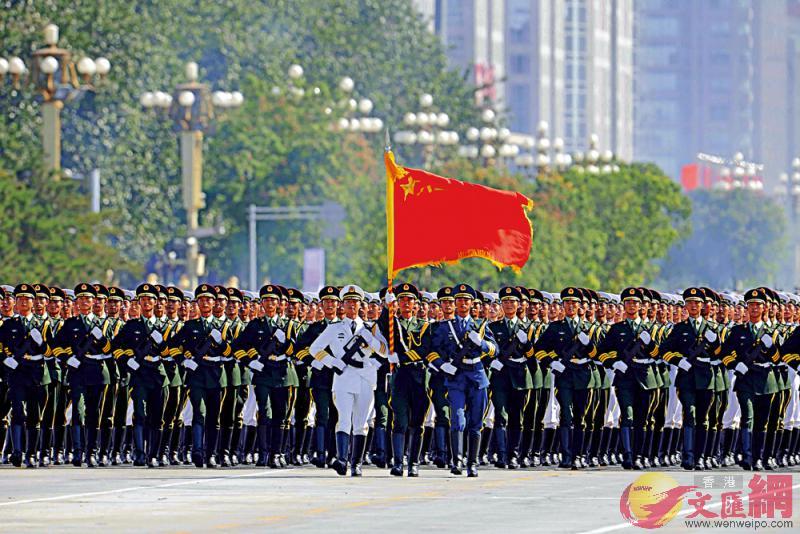 圖G二九年十月一日A慶祝中華人民共和國成立60周年閱兵式上A解放軍三軍儀仗隊參加閱兵分列式檢閱\資料圖片