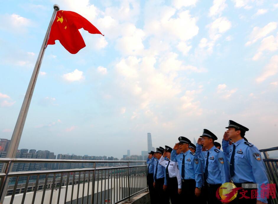 深圳灣邊檢站舉行升旗儀式向祖國獻禮C記者何花 攝