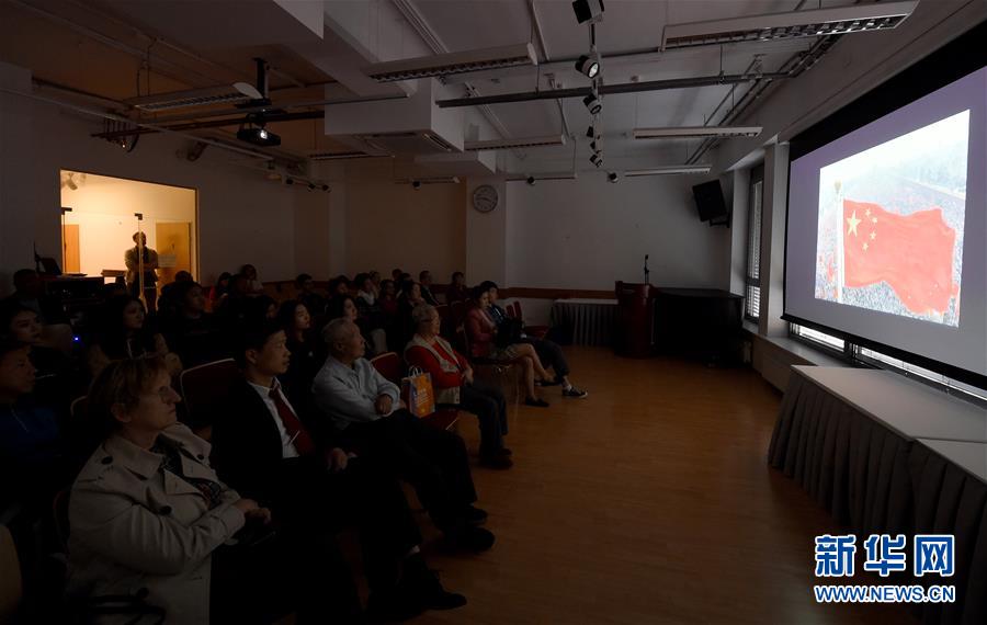 10月1日A在奧地利維也納中國文化中心A觀眾們觀看電影m我和我的祖國nC新華社