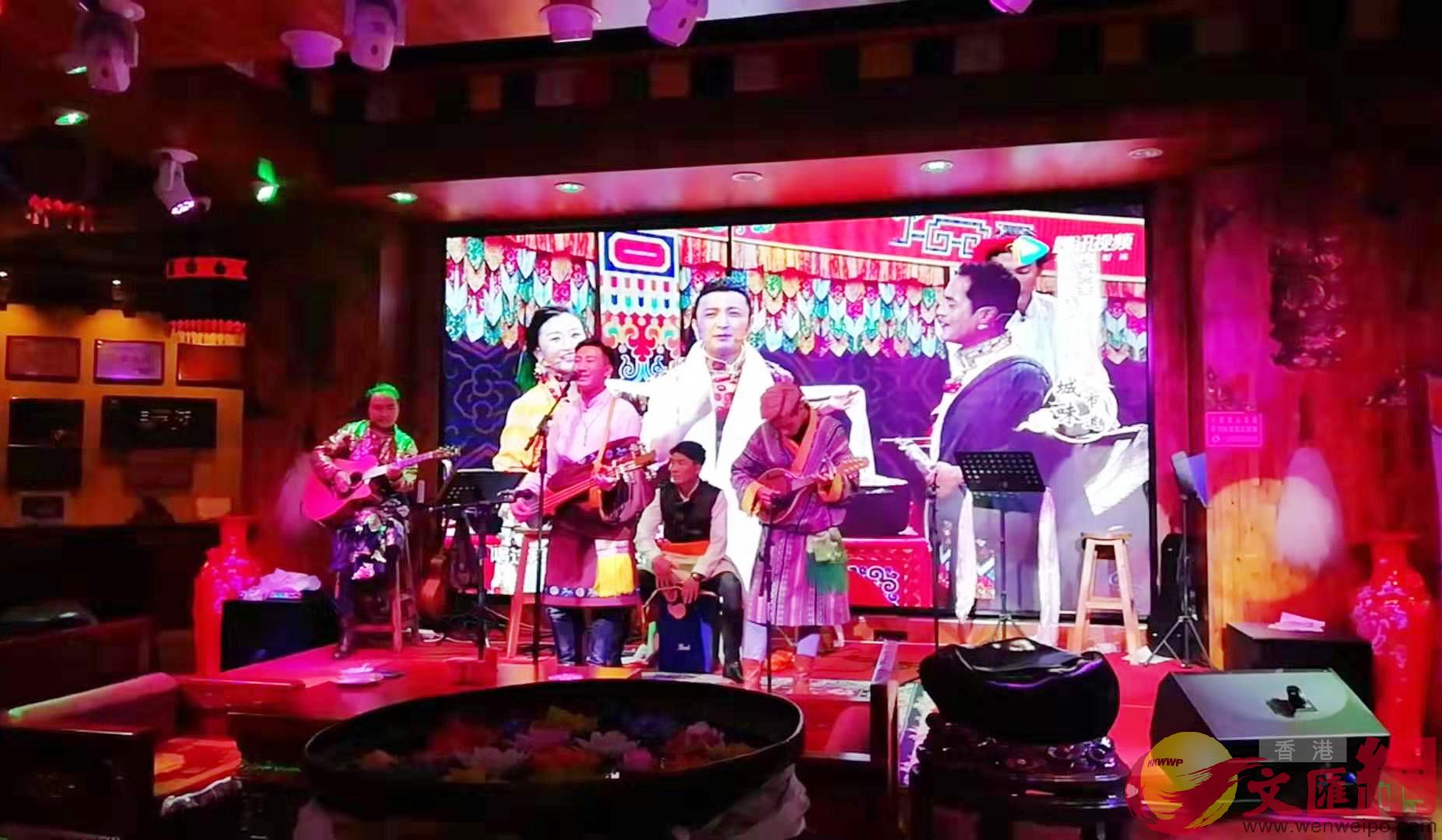 西寧藏餐受到許多遊客的青睞A而藏族歌舞也讓他們欣賞有加]記者 李昌鴻 攝^