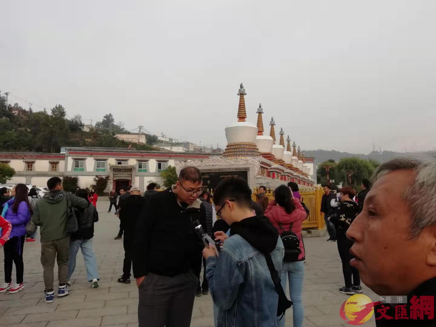 塔爾寺國慶期間吸引了全國大量遊客和信眾]記者 李昌鴻 攝^