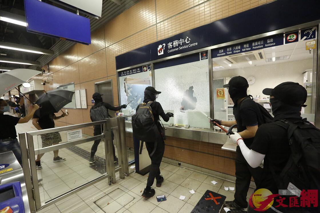 昨日(4日)晚間A暴徒攻擊多個港鐵站A嚴重影響市民出行(大公文匯全媒體記者攝)