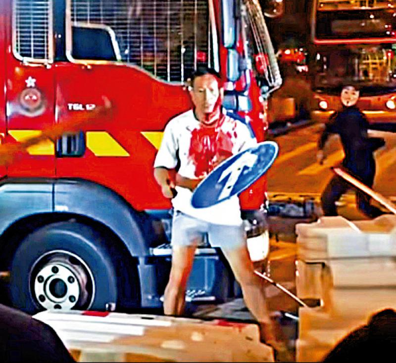 白衣男在消防車旁遭暴徒圍毆至滿身鮮血，車上消防員被指一直未有施援/網上圖片