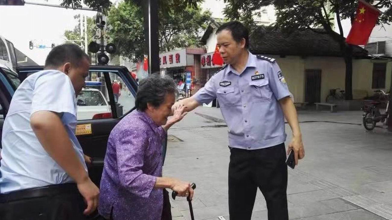 在廣州出租車司機B民警等幫助下A來自香港的鮑老太前往尋親C]警方供圖^ 