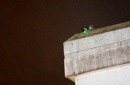 6日晚間A一名軍人在軍營樓頂A手持攝影機C圖源G香港衛視