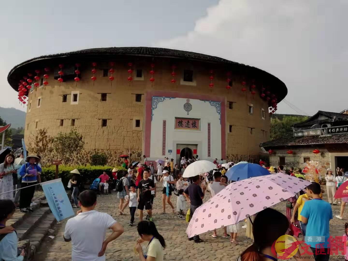 巨大的南靖土樓建造工藝讓遊客稱嘆]記者 李昌鴻 攝^