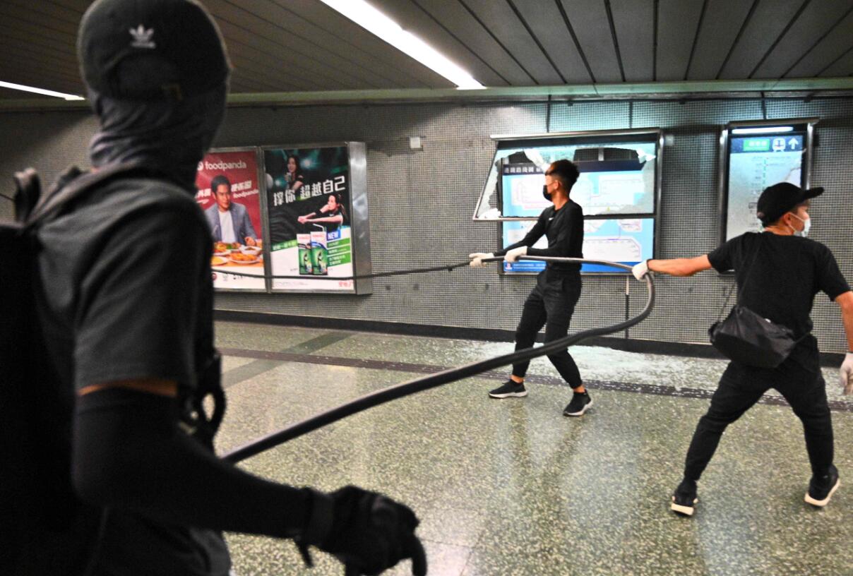 一群蒙面抗議者10月7日搗毀香港九龍區鑽石山地鐵站C(圖片來源G法新社) 