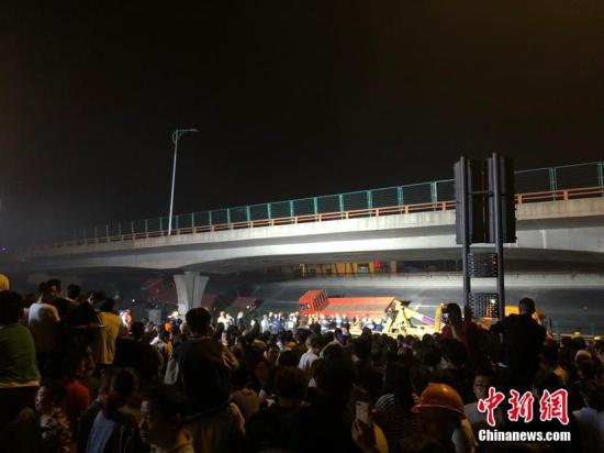 10月10日晚,江蘇無錫,312國道上海方向錫港路上跨橋路段出現橋面垮塌,現場有多輛轎車被壓,具體傷亡情況不詳。救援車輛已抵達現場。周邊道路已被封閉,當地交警正在進行分流疏導。目前救援工作正在進行中,具體傷亡情況也在統計當中。(中新網圖) 10月10日晚,江蘇無錫,312國道上海方向錫港路上跨橋路段出現橋面垮塌,現場有多輛轎車被壓,具體傷亡情況不詳。救援車輛已抵達現場。周邊道路已被封閉,當地交警正在進行分流疏導。目前救援工作正在進行中,具體傷亡情況也在統計當中。(中新網圖)