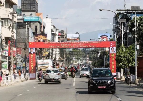 尼首都加德滿都主要道路上已掛起u熱烈歡迎我們尊貴的中國客人vu巍巍珠峰高聳A中尼友誼長存v等歡迎標語C新華社