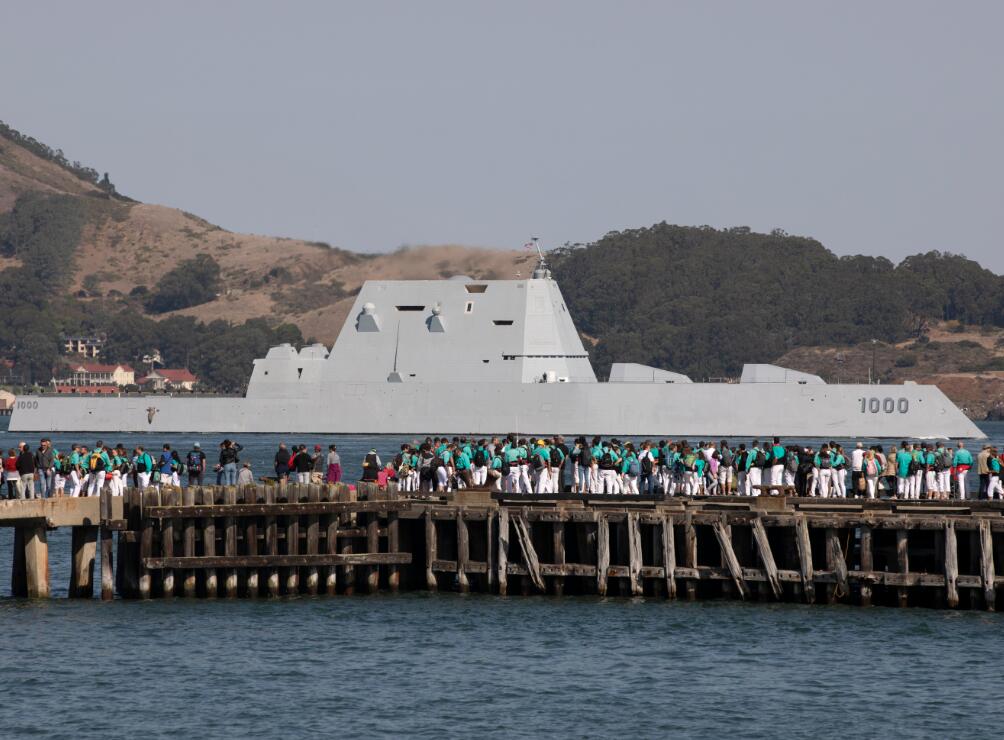 美國海軍u朱姆沃爾特v隱形驅逐艦在舊金山金門大橋附近參加艦隊巡遊C