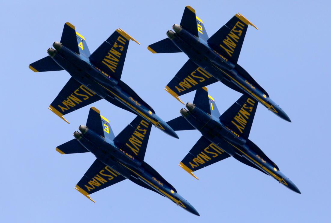 美國海軍u藍天使v飛行表演隊在舊金山金門大橋附近進行特技飛行表演C