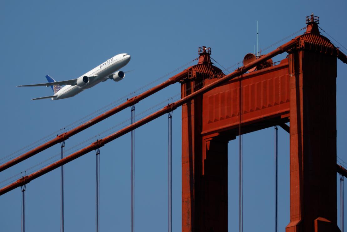 美國聯合航空的波音777客機在舊金山金門大橋附近進行飛行表演C