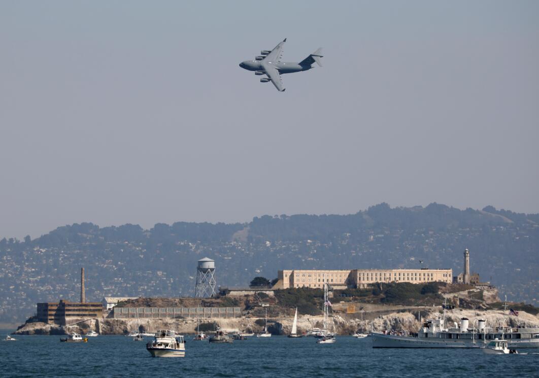 美國C-17運輸機在舊金山金門大橋附近進行飛行表演C