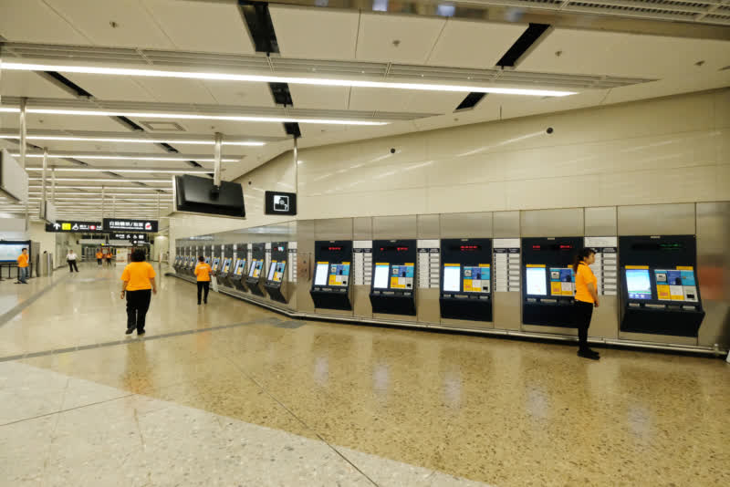 高鐵西九站實施客流管制，乘客須使用指定出入口。圖為西九站(資料圖片)