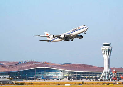 一架航班從北京大興國際機場起飛C圖源G新華社