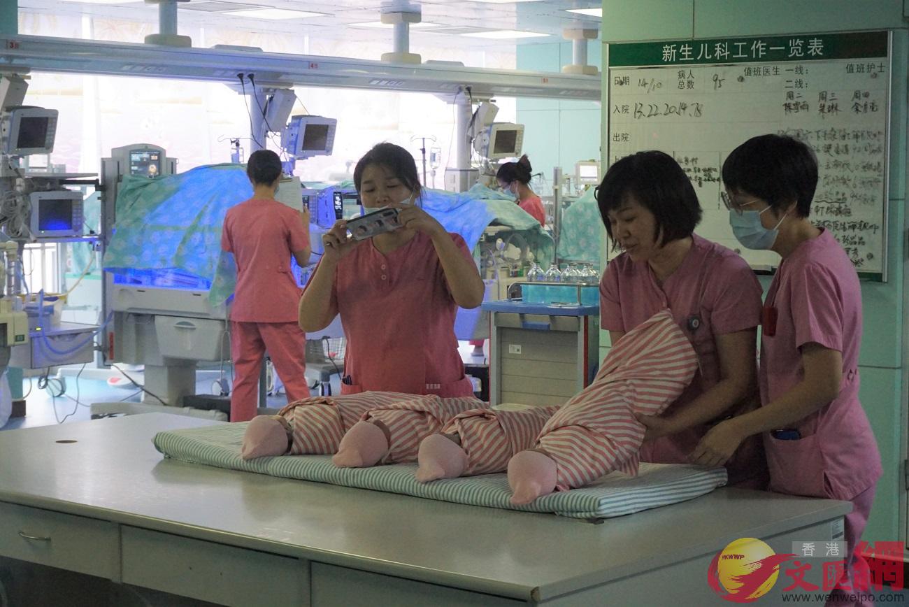 醫護人員在進行最後的出院前整理工作]記者 郭若溪 攝^