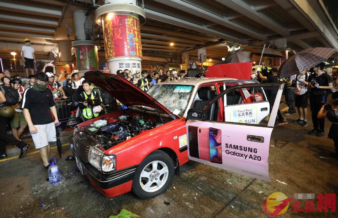 一架的士兩度遭暴徒濫用私刑A全車嚴重損毁C香港文匯報記者攝