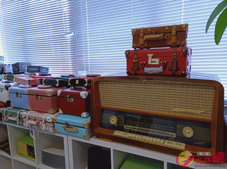 曾德鈞收藏並開發設計了多款收音機C