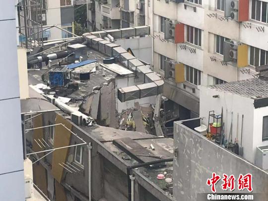 於13日早晨在南京發生坍塌的建築C目擊居民供圖
