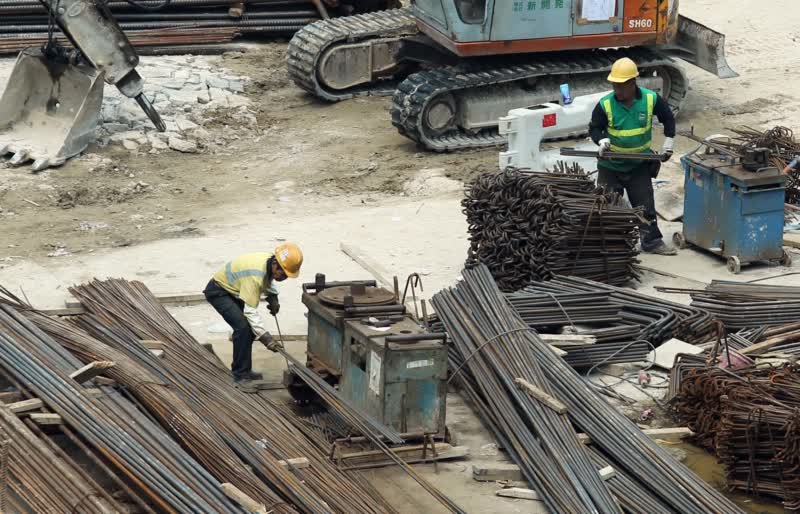 香港建造業總工會建議11月1日起A15個工種凍薪一年C圖為紮鐵工人C]中新社資料圖^