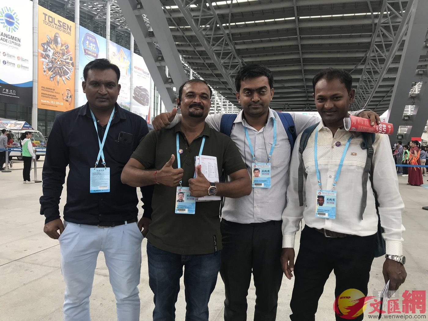 來自印度的採購商SANJAY VITTHAL BHAI]右二^帶着三位朋友一起參加廣交會C]記者 盧靜怡 攝^