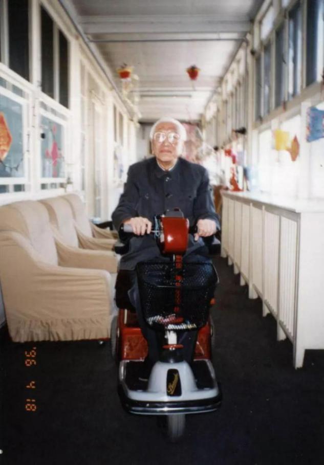 晚年的耿飈A憑著電動輪椅A多次受腿傷的他在家行動自如A笑稱自己是u老年飆車族vC 