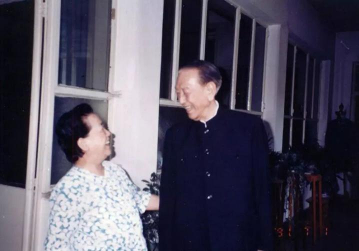 1991年7月1日A耿飈與趙蘭香金婚紀念日C