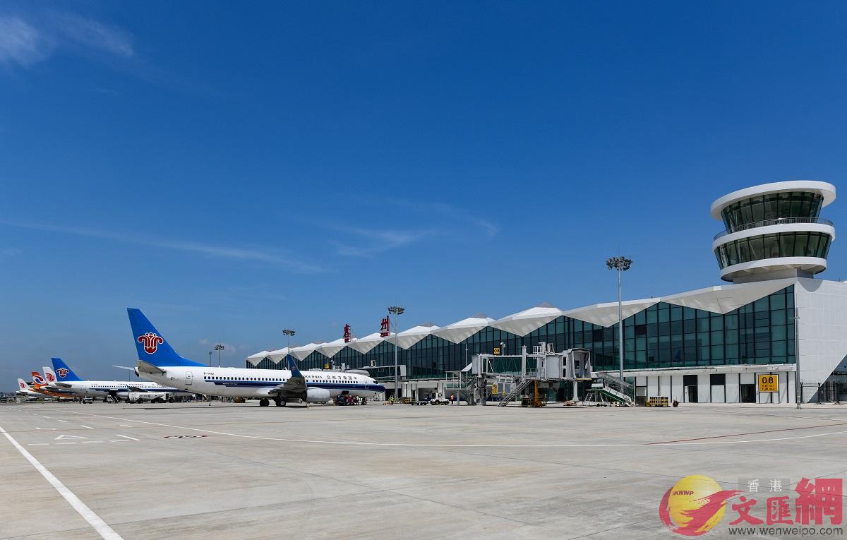 目前惠州機場正在推進千萬級幹線機場建設A並規劃開建高速公路直接銜接深圳C]記者 方俊明 攝^
