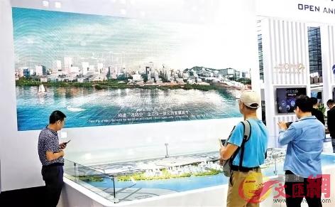 觀眾對海洋新城建設充滿期待A觀看海洋新城沙盤規劃與宣傳片C