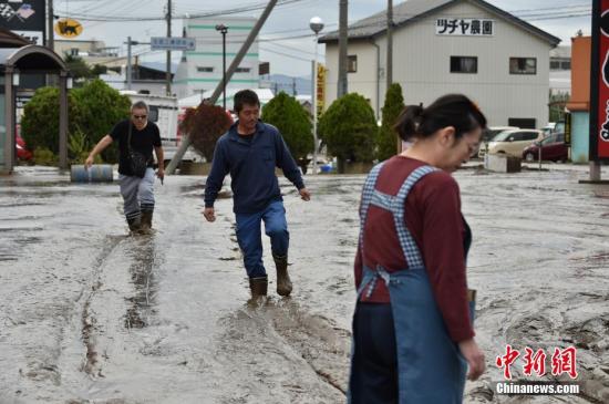 u海貝思v入侵日本帶來破紀錄大雨A引發大範圍洪災C圖為民眾在洪水退去後進行清淤工作C]圖源G中新網^