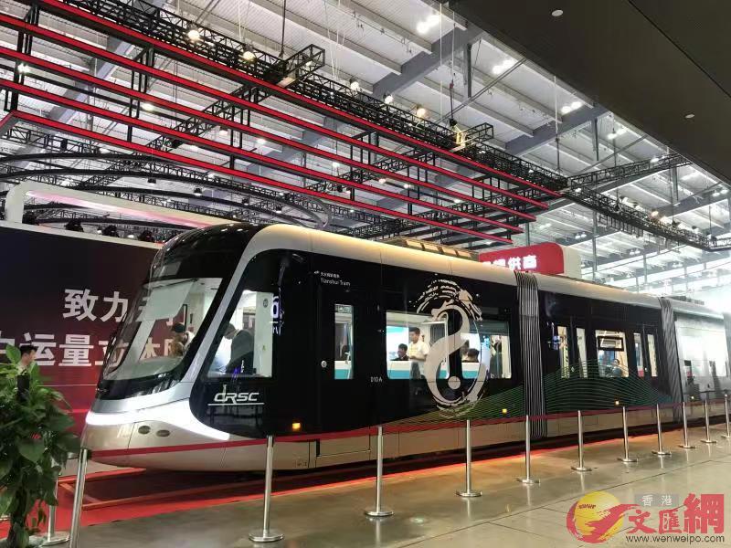 中國通號為甘肅省天水市製造的五模塊100%低地板有軌電車C]記者 姚進 攝^