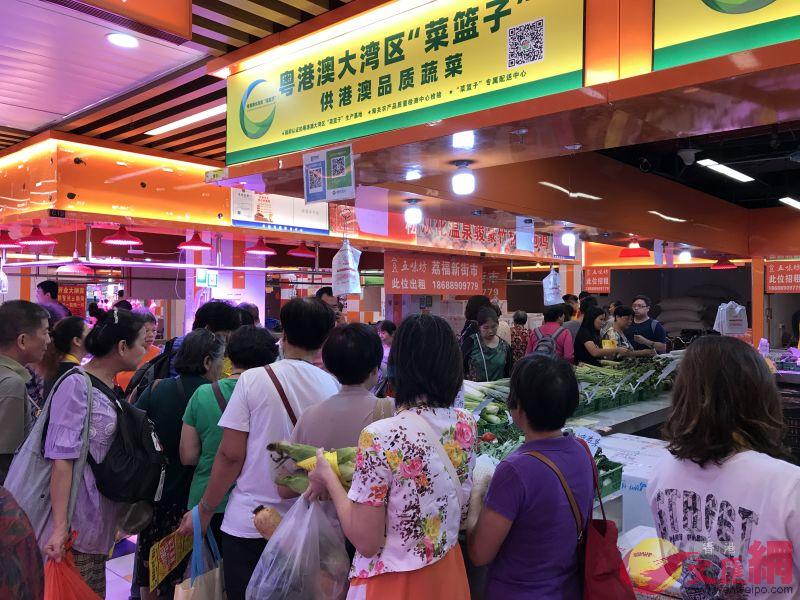 圖為在廣州上市的供港菜受到市民追捧�C �]記者 敖敏輝 攝�^