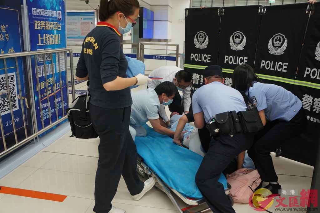 深圳邊檢民警協助120醫護人員幫助BB和港人產婦進行產後處理 C]受訪者提供^
