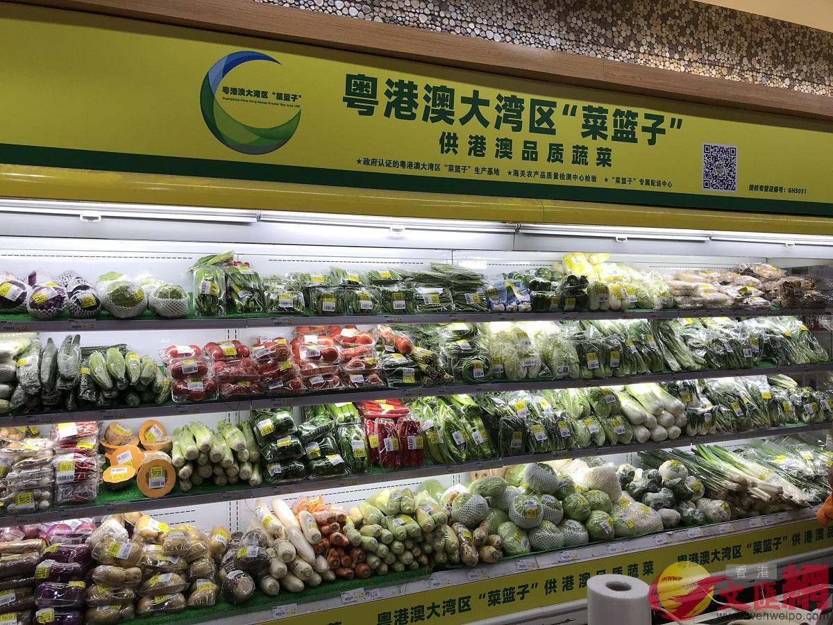 圖為在超市上架的供港蔬菜�C�]記者 敖敏輝 攝�^