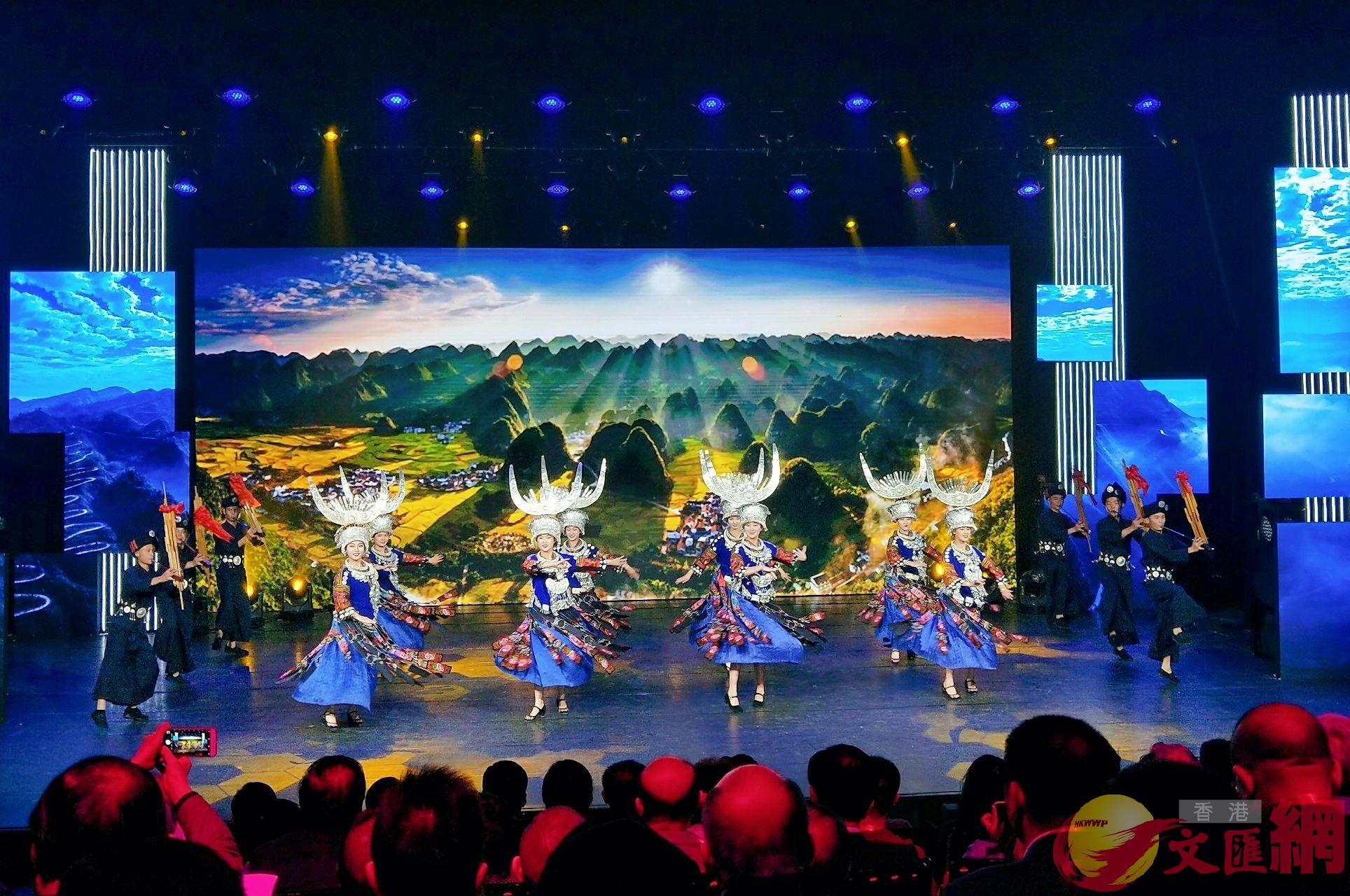 u2019多彩貴州P第十二屆中國原生態國際攝影大展v頒獎禮上的少數民族特色舞蹈C朱燁攝