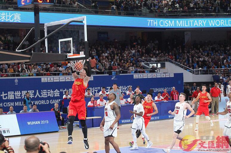 八一男籃球員王哲林在美國隊籃下上演大灌籃(記者俞鯤 攝) 