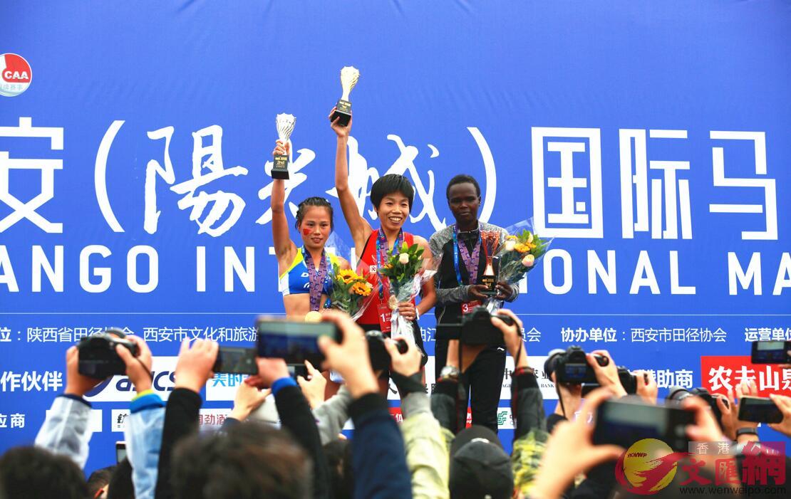 中國選手陳林明(中)則奪得女子全程組冠軍C(記者李陽波 攝)