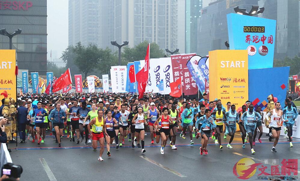 西安國際馬拉松賽吸引了來自全球30個國家和地區的3萬名選手C(記者李陽波 攝)