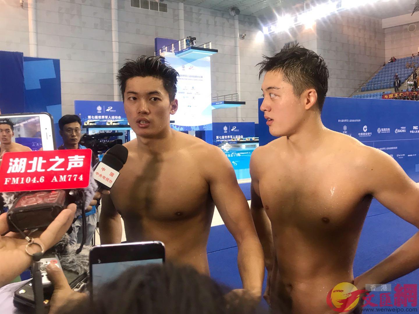 中國選手汪順]左^在賽後接受採訪時表示游好第一棒是自己的責任]實習記者潘鄰安 攝^