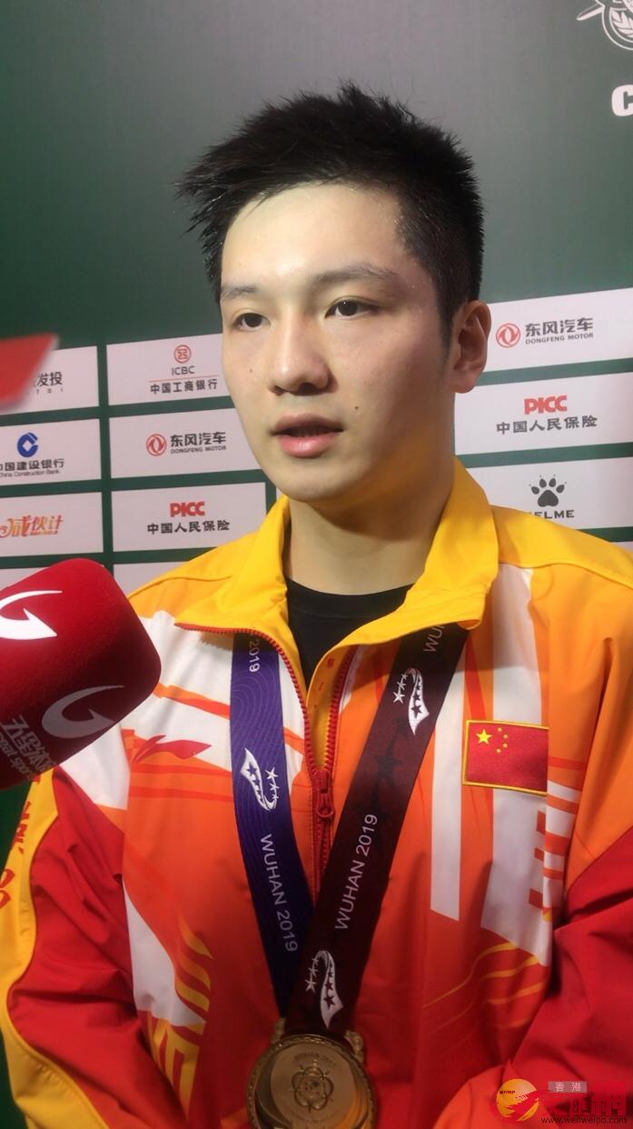 為中國隊贏得2分的樊振東賽後接受採訪]實習記者潘鄰安 攝^