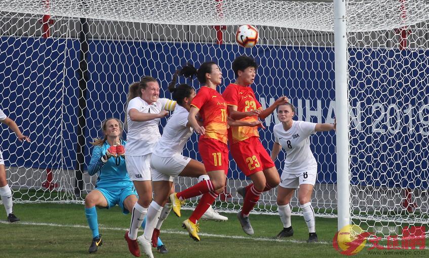 中國女足隊員比賽中與對手爭頂(記者俞鯤 攝)