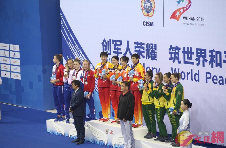 中國金花戰勝俄羅斯隊和巴西隊A輕鬆贏得4200米自由泳接力冠軍]記者俞鯤 攝^ 