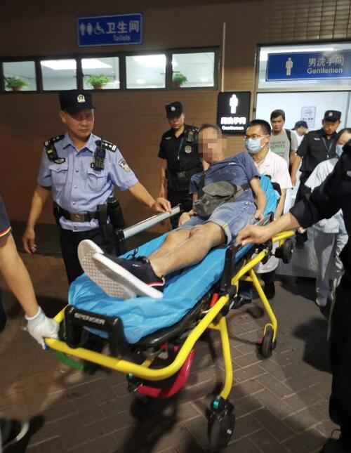皇崗邊檢民警協助醫護人員將腦梗昏厥香港旅客救治後安全轉移上救護車C