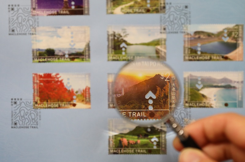 每枚郵票均印上麥理浩徑的泥土及加上以鐳射切割的箭號A別具特色及收藏價值C]圖G香港中通社^