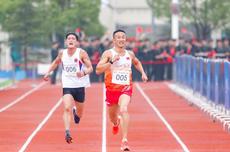中國選手張政(右)在越野跑比賽中(軍運會官方圖片) 