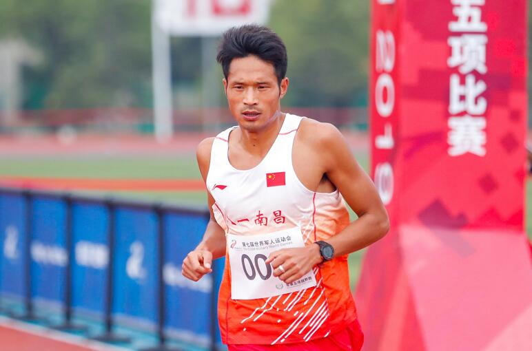 中國選手阿牛爾古在越野跑比賽中]軍運會官方圖片^