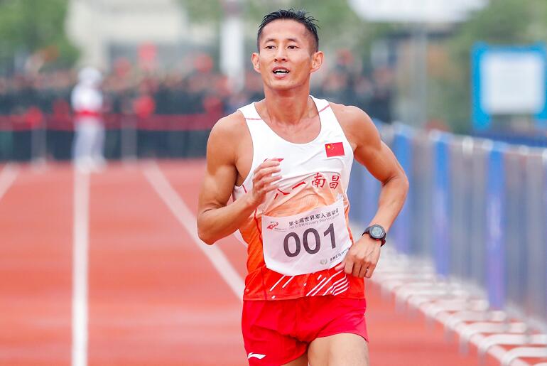 中國選手潘玉程在越野跑比賽中]軍運會官方圖片^ 